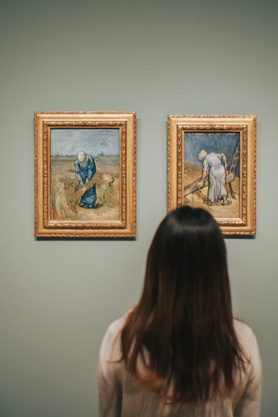文森特·梵高的《站在农妇旁边的女人在小米后捆捆禾捆》